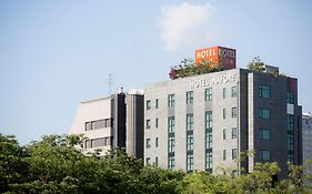 納法爾酒店